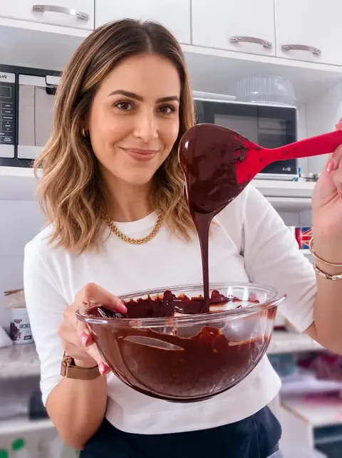 Amanda Ballis preparando creme de chocolate