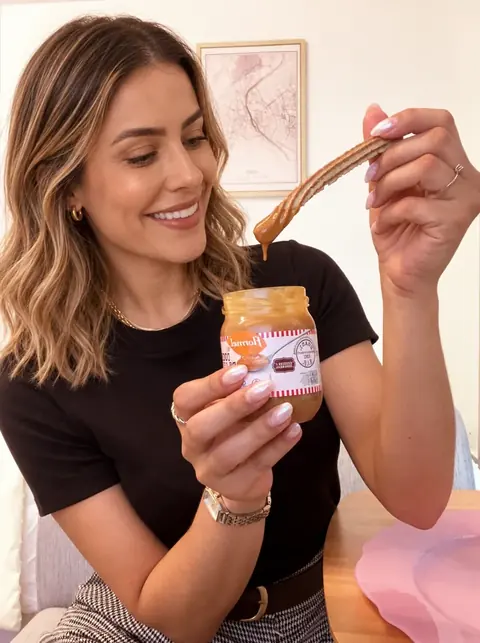 Amanda Ballis provando doce de leite zero açúcar