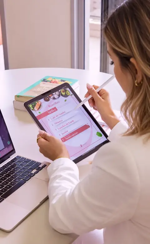 Amanda Ballis consultando o e-book no tablet